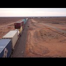 Es werden Container übereinander transportiert